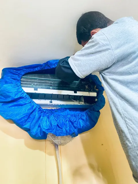 Aparelho com a capa de proteção instalada antes da limpeza