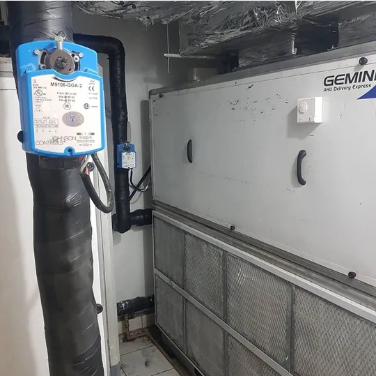 Equipamento de climatização de grande porte em casa de máquinas